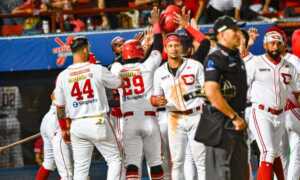 Cardenales se impone 6-5 ante Tiburones y alarga la serie final