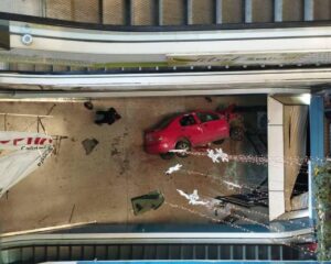 Dos personas heridas tras caer carro al sótano del C.C. Parque Aragua