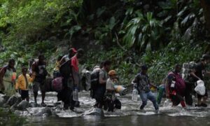 Registran pase de 328.667 venezolanos por el Darién en 2023