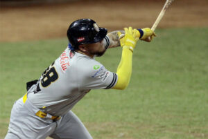 Leones doblega a Tigres y sigue en la pelea