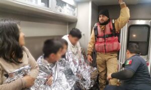Rescatan a mujer y 4 hijos con hipotermia tras pasar horas en río Bravo
