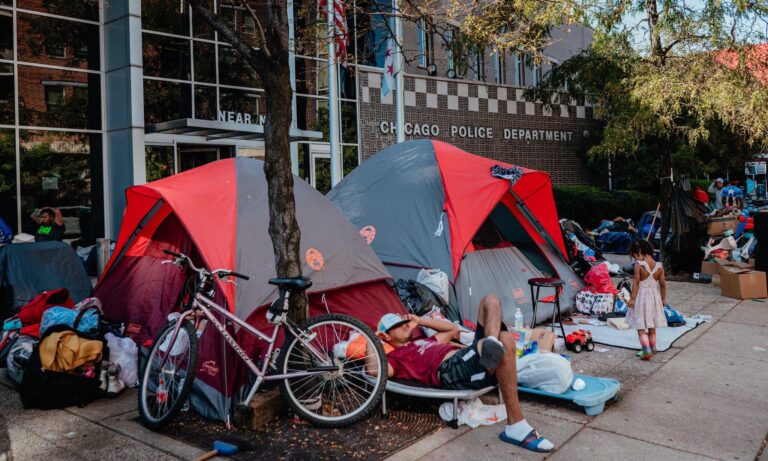 Migrantes venezolanos en Chicago optan por dormir en carpas