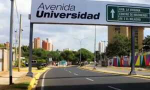 Piden tomar rutas alternas a la avenida Universidad por cambio de válvula