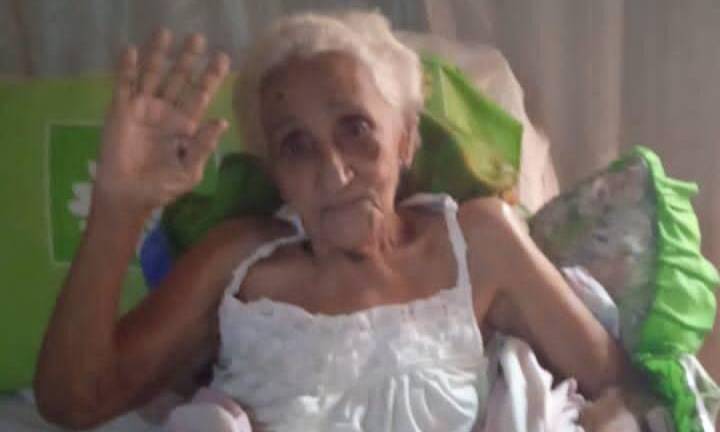 Abuela de 87 años requiere silla de ruedas y colchón ortopédico