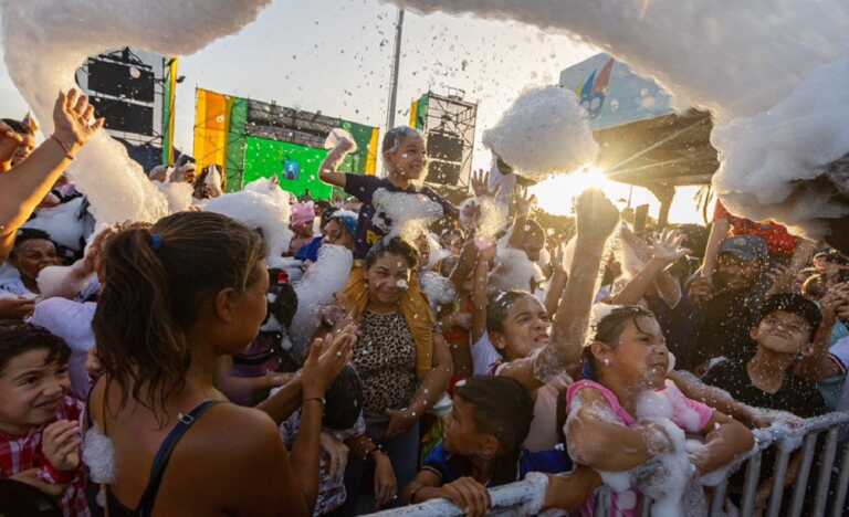 Niños de Maracaibo disfrutan de la fiesta de espuma en los Carnavales 2024