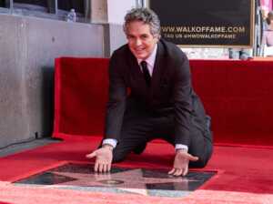 Mark Ruffalo recibe su estrella en el Paseo de la Fama de Howllywood