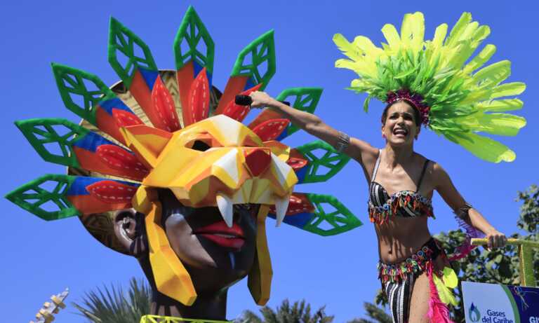 Barranquilla de la bienvenida al Carnaval con el desfile Batalla de Flores