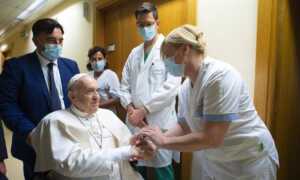 El Papa acude a un hospital de Roma para diagnóstico de gripe