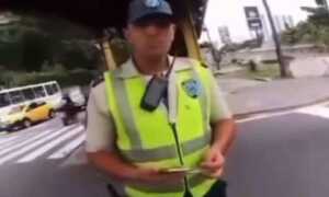 Investigan a policía por exigir una “licencia especial” a motorizado