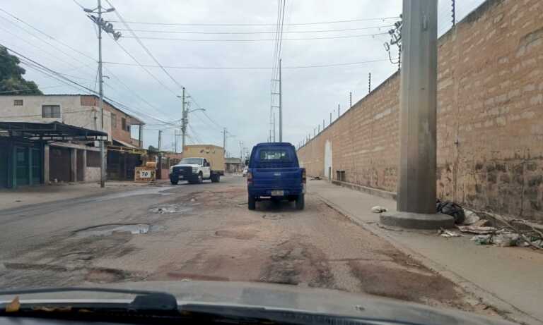 Piden urgente asfaltado de la avenida principal del barrio Los Robles