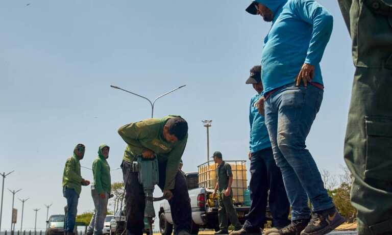 Sustituyen cable de electricidad en zona costera de la Vereda del Lago