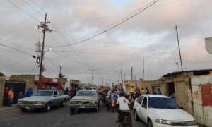 Bloquean la Troncal del Caribe en Paraguaipoa para exigir transformador