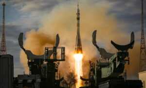 Nave rusa Soyuz MS-25 con 3 tripulantes a bordo se acopla a la Estación Espacial