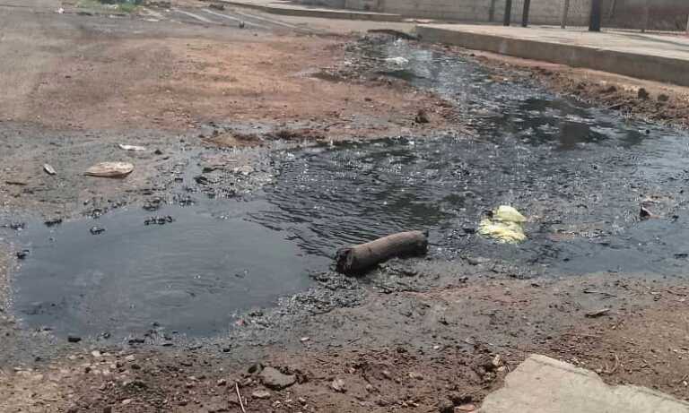 Vecinos de La Conquista piden solución a colapso de tuberías de aguas negras