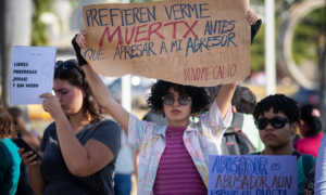 Venezolanas exigen aborto legal y fin de feminicidios en el Día de la Mujer