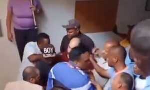 Integrantes del AD intervenido intentan entrar por la fuerza a la sede de Chacao