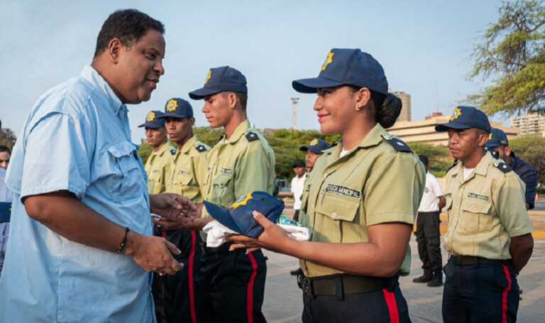 Alcaldía dota a Polimaracaibo de 600 uniformes para entrenamiento físico