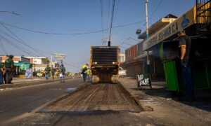 Alcaldía inicia asfaltado del corredor vial Los Plataneros