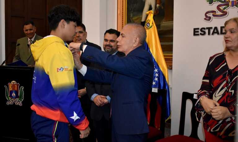 Gobernador confiere Botón de la Zulianidad al Team Pakupai