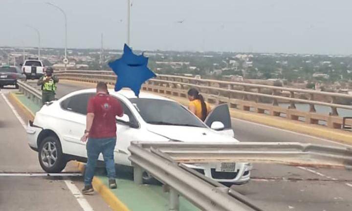 Accidente en el Puente sobre el Lago retrasa el paso vehicular