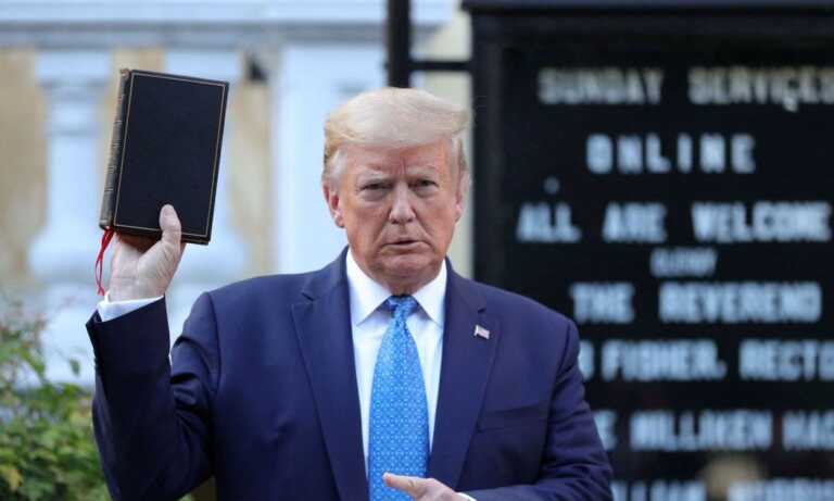 Trump vende biblias y ruega por donaciones coincidiendo con la Semana Santa