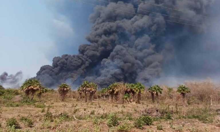 Reportan incendio en pozos con residuos petroleros en Bachaquero