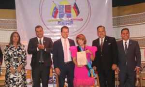 Presidenta del Clez recibe condecoración del Concejo Municipal de El Hatillo