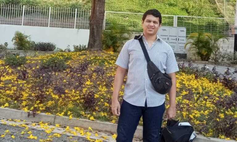 Joven ingeniero amerita una operación para recobrar su vista