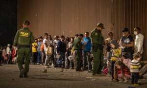 Tribunal de EE. UU. da vía libre a Texas para detener y expulsar a migrantes