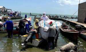 Pescadores recolectan 278 toneladas de desechos plásticos en el Lago