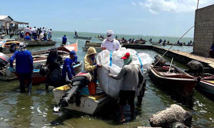 Pescadores recolectan 278 toneladas de desechos plásticos en el Lago