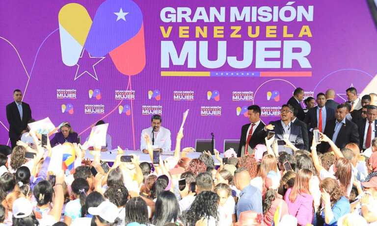 Maduro entrega $10 millones en créditos para emprendimientos de mujeres