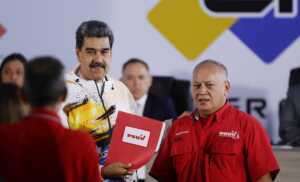 Nicolás Maduro oficializa su candidatura presidencial ante el CNE