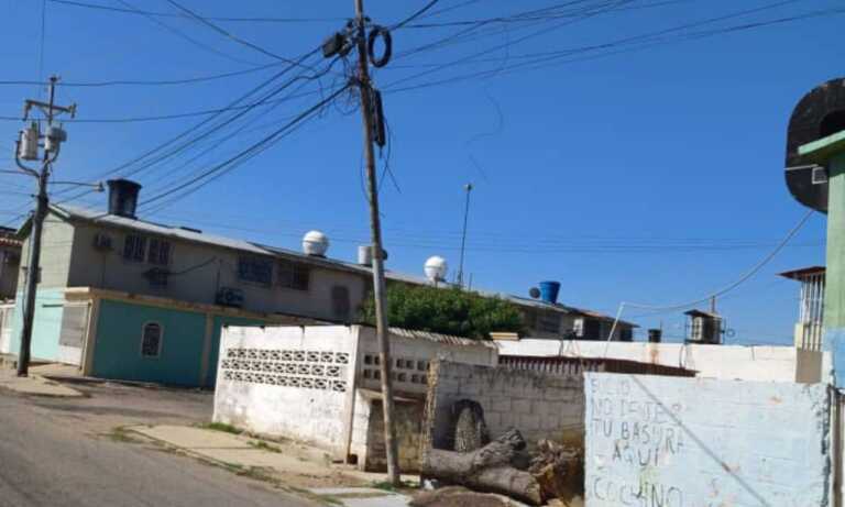 Poste eléctrico a punto de caer causa preocupación en habitantes de San Jacinto