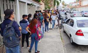 Jóvenes participan activamente en primer día de inscripción en el REP
