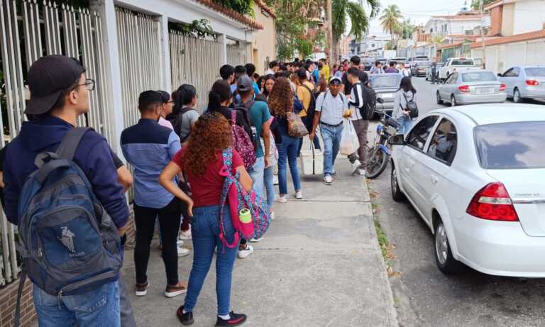 Jóvenes participan activamente en primer día de inscripción en el REP