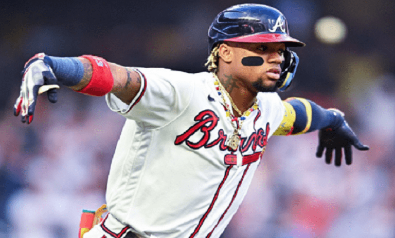 Ronald Acuña Jr. por los 200 jonrones y bases robadas