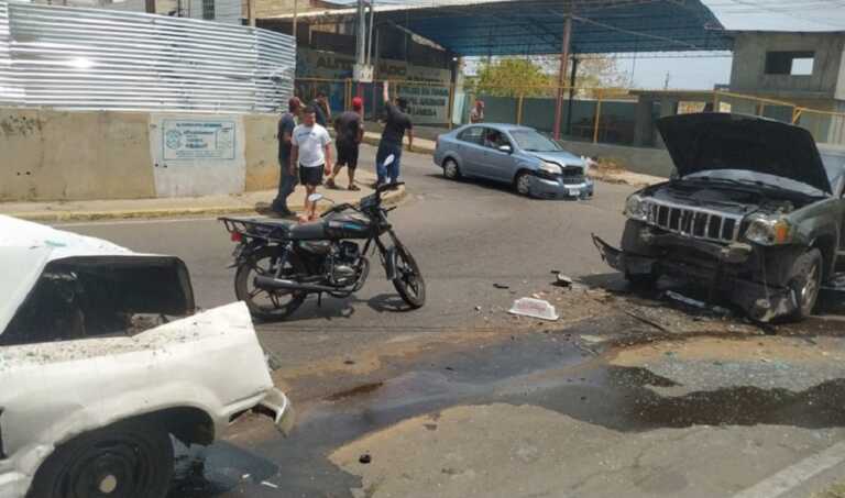 Dos niños y una mujer heridos deja triple choque en la avenida La Delicias