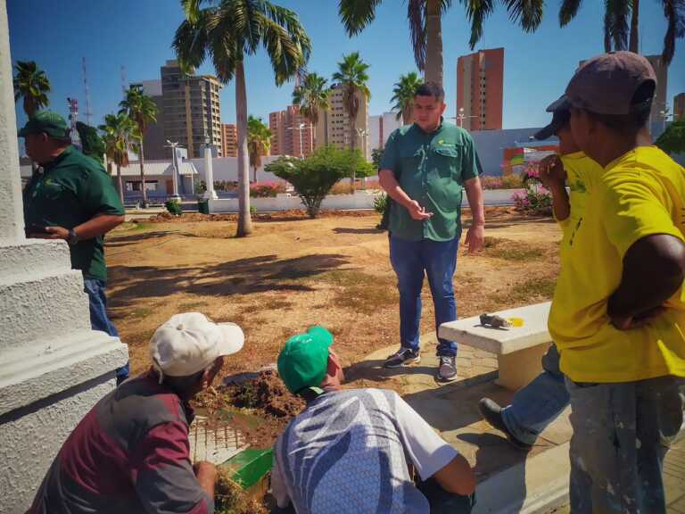 Alcaldía renueva el sistema de riego de la Plaza de la República