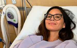 La actriz Olivia Munn revela que tiene cáncer de mama