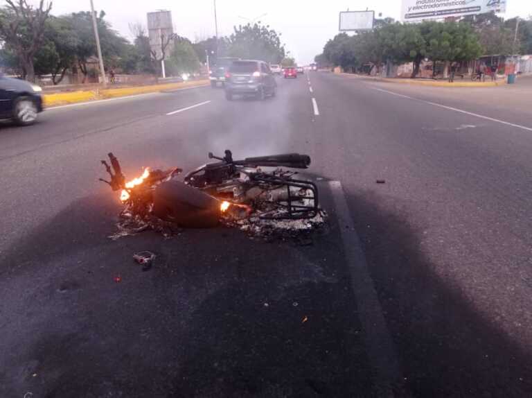 Se incendia motocicleta en plena Circunvalación 1