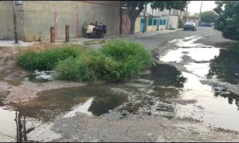 Vecinos del sector Ayacucho exigen solución a bote de aguas negras