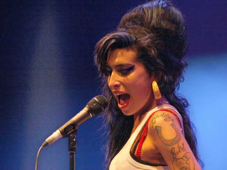 Sale a la luz libro de textos íntimos de Amy Winehouse