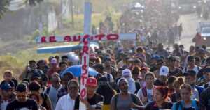 Venezolanos en “Viacrucis migrante” que pide libre tránsito para salir del sur de México
