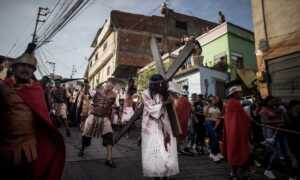 Tradicional viacrucis de Petare reúne a cerca de 2.000 personas