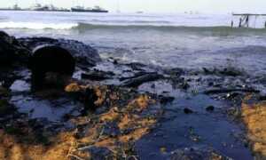 Derrame de petróleo en playas de Cabimas afecta al turismo en Semana Santa