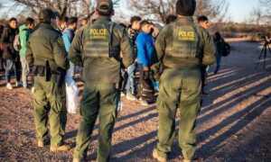 Corte de EE. UU. frena ley de Texas que autoriza expulsar migrantes