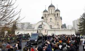 Miles de rusos despiden a Navalni desafiando al Kremlin