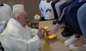 El Papa en silla de ruedas lava los pies a 12 reclusas este Jueves Santo