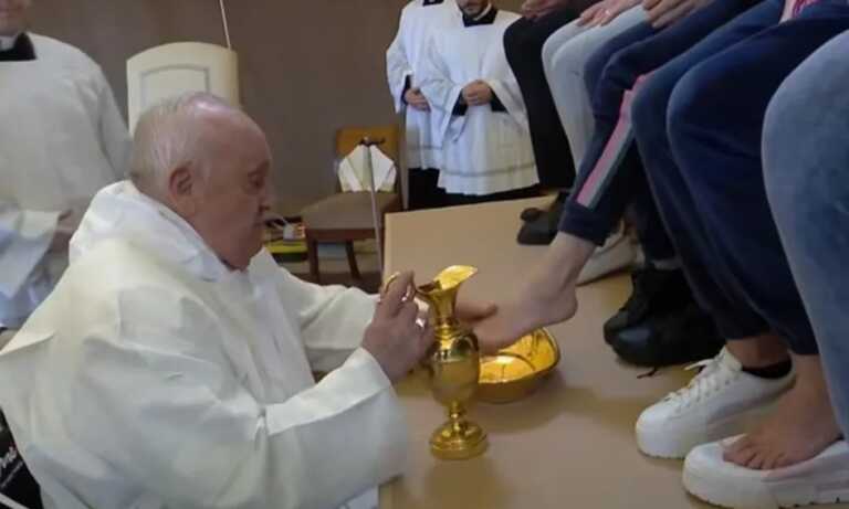 El Papa en silla de ruedas lava los pies a 12 reclusas este Jueves Santo